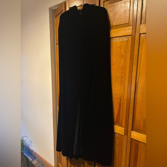 Elegant Black Velvet Cape - opera length with hood - Picture 7 of 10